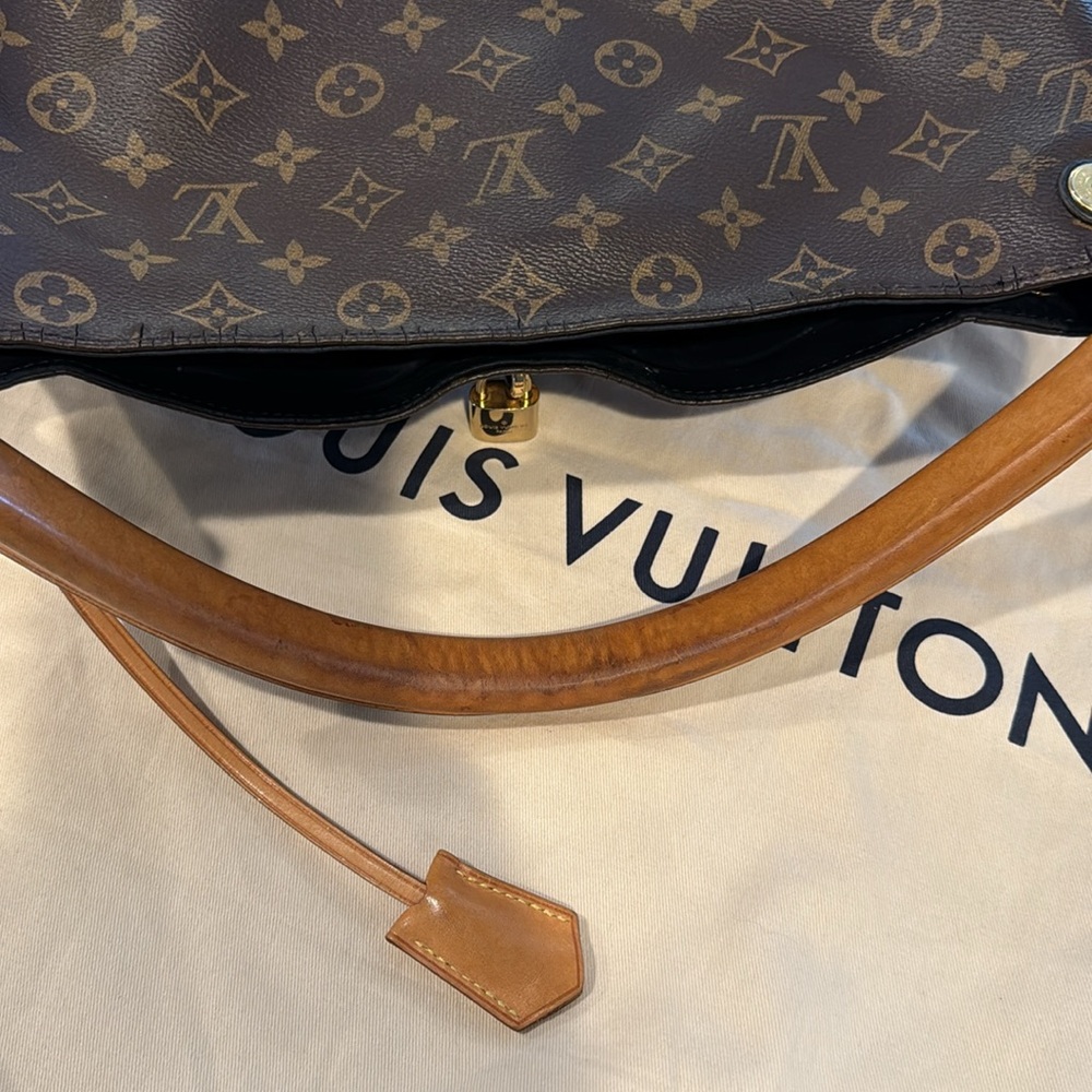 Beautiful Louis Vuitton Gaia. - Picture 13 of 13